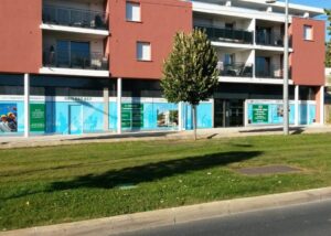 Vitrine Crédit Agricole habillée pour la vente de locaux commerciaux en pied d’immeuble