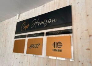 Plaque signalétique Cap Horizon avec répartition des entreprises par étage