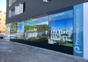 Panneaux de façade Promeo présentant les programmes Les Belles Passantes, Lady Mary et Cap Setori
