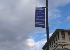 Kakemono BusTram Montpellier annonçant l’accessibilité des commerces pendant les travaux
