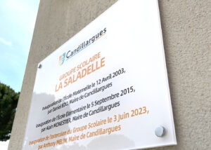 Plaque d’inauguration du groupe scolaire La Saladelle à Candillargues