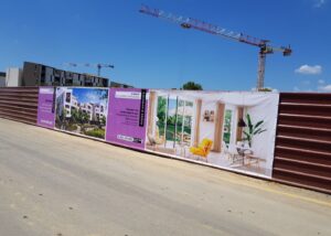 Palissade Kaufman & Broad avec visuel 3D et intérieur décoré – futur programme immobilier à Montpellier