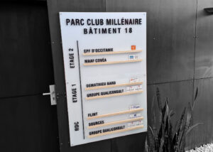 Plaque signalétique Parc Club Millénaire – Bâtiment 18 avec répartition des entreprises par étage