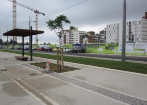 Palissade de chantier La Mantilla à Montpellier avec panneaux de promotion immobilière